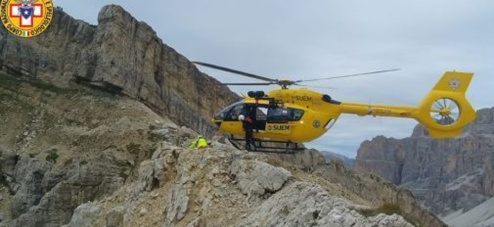 Inciampa sul sentiero e precipita in un ghiaione per un centinaio di metri: recuperato dall'elicottero